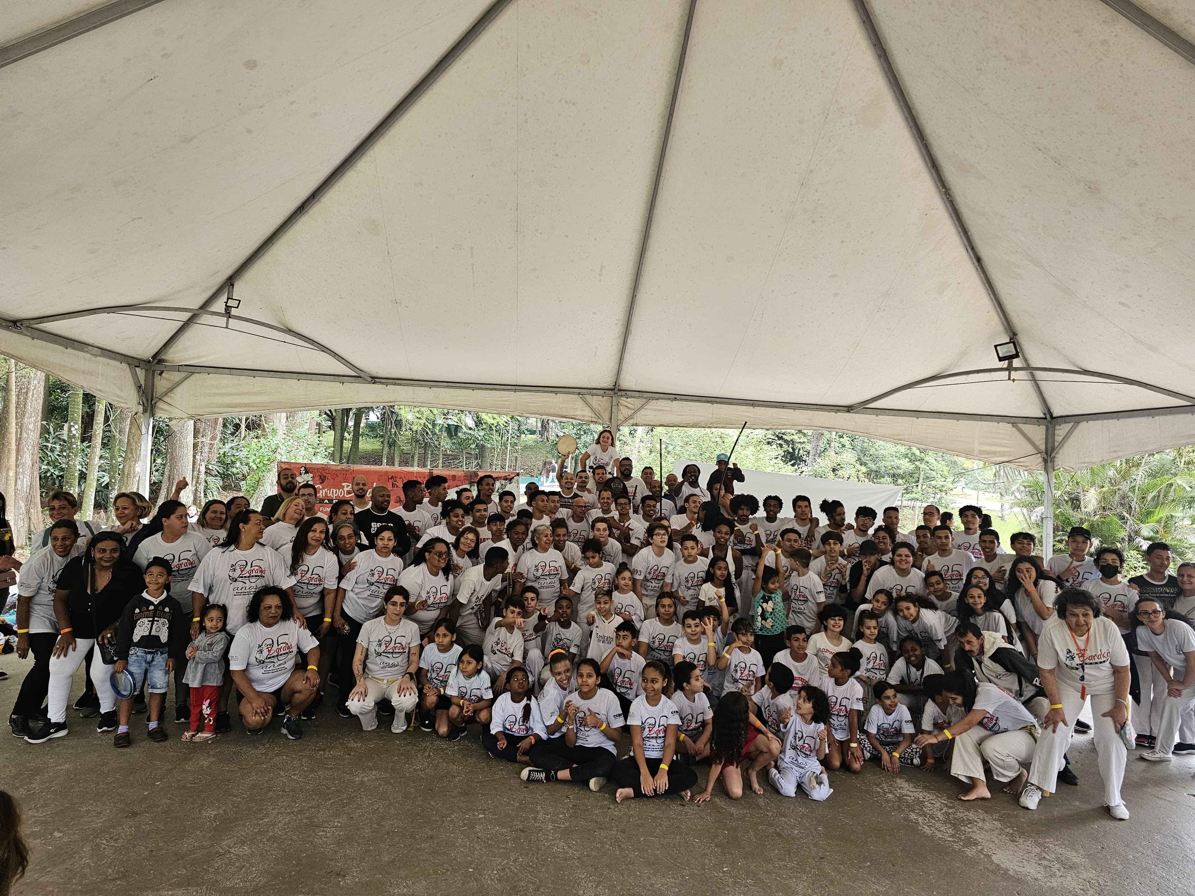Comunidade do Grupo Baraká Capoeira reunida em celebração